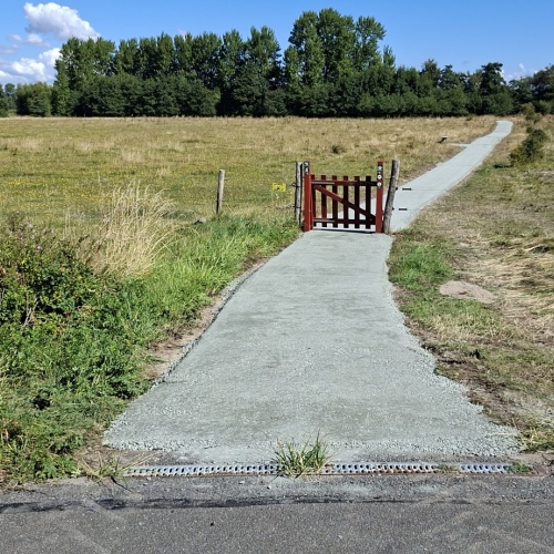 Vedligeholdelse af grussti ved eng