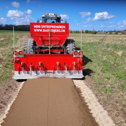 Opretning af stier i nyplantet skov