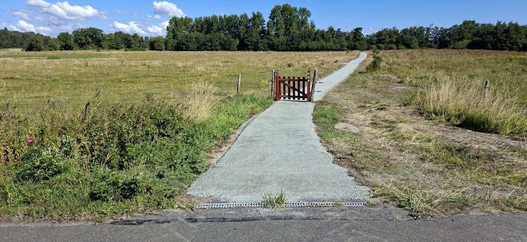 Vedligeholdelse af grussti ved eng