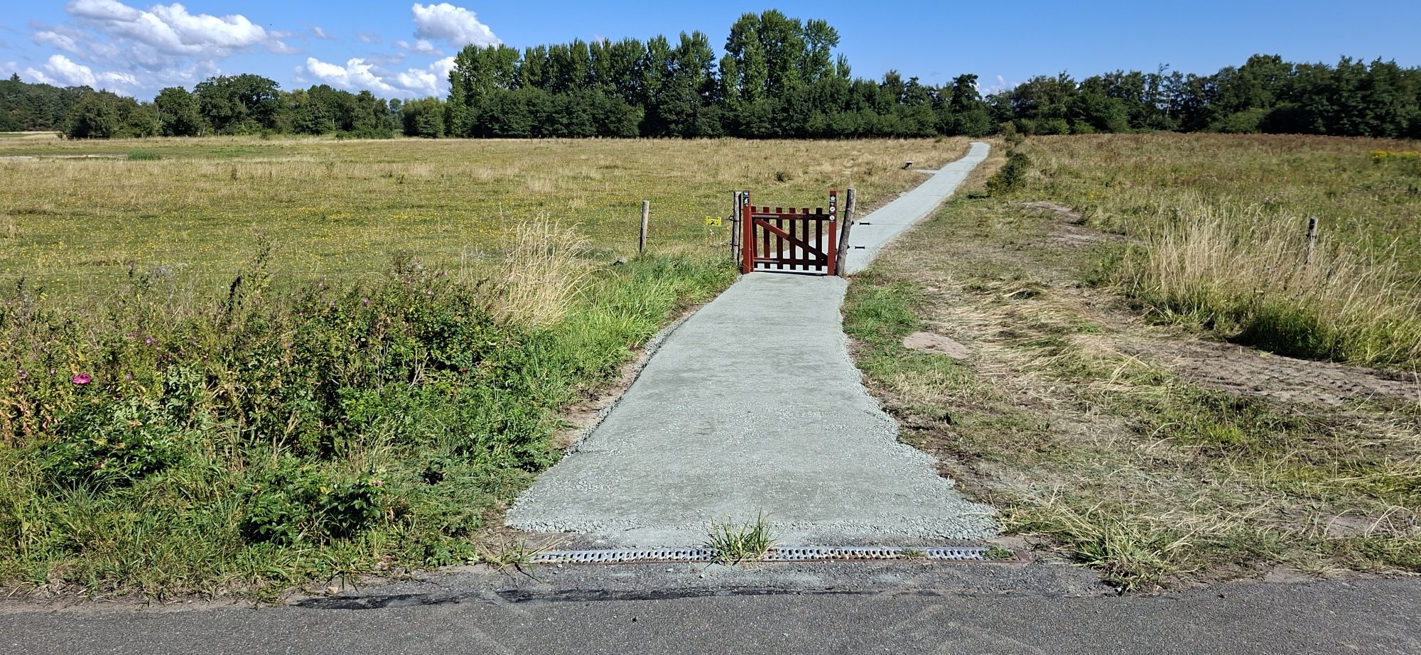 Vedligeholdelse af grussti ved eng